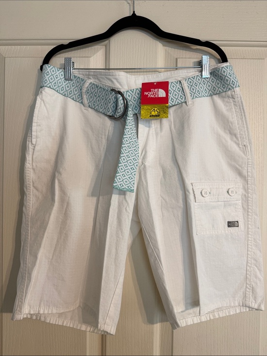 The North Face Pants - NWT! The North Face White Cargo Shorts with Mint Pattern Belt
